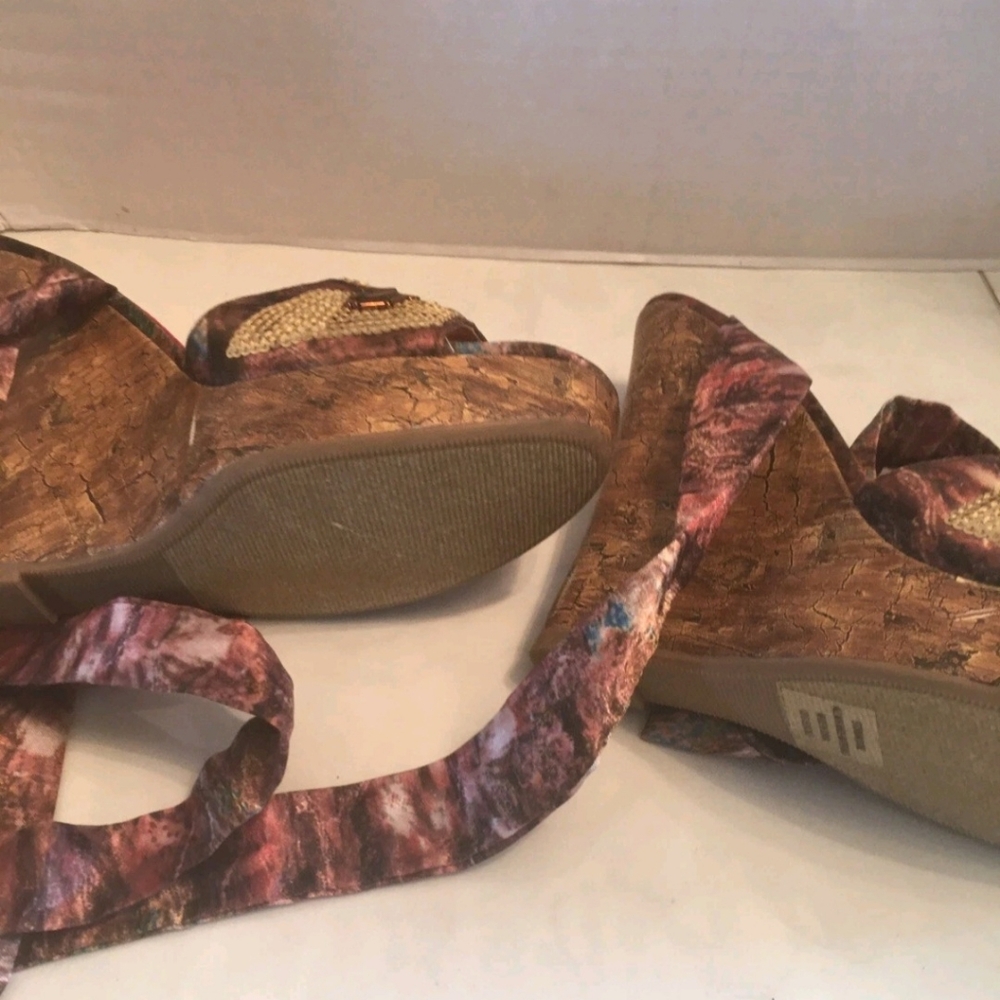 New Size 6 Wedge Heel With Sequins and Rhinestones By MINX - Picture 7 of 7